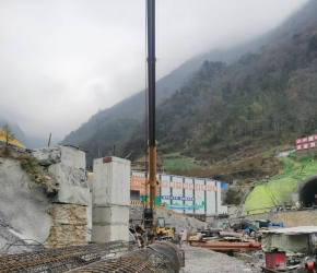 安康鸿泰吊装，25吨吊车出租 西渝高铁桩基下钢筋笼