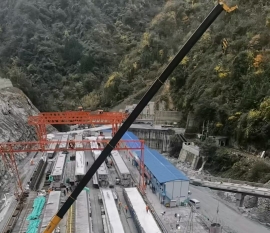 安康吊车，安岚高速护坡框架梁施工